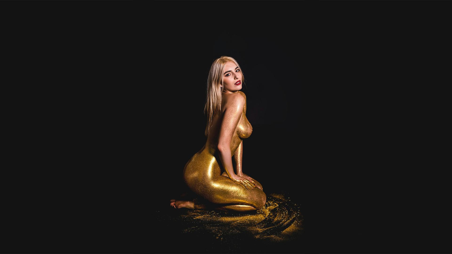 https://f005.backblazeb2.com/file/NaudeBourn/Naude-Bourn-Unleash-Your-Style-Fine-Gold-Jewelry-Blond-gold-glitter.jpeg